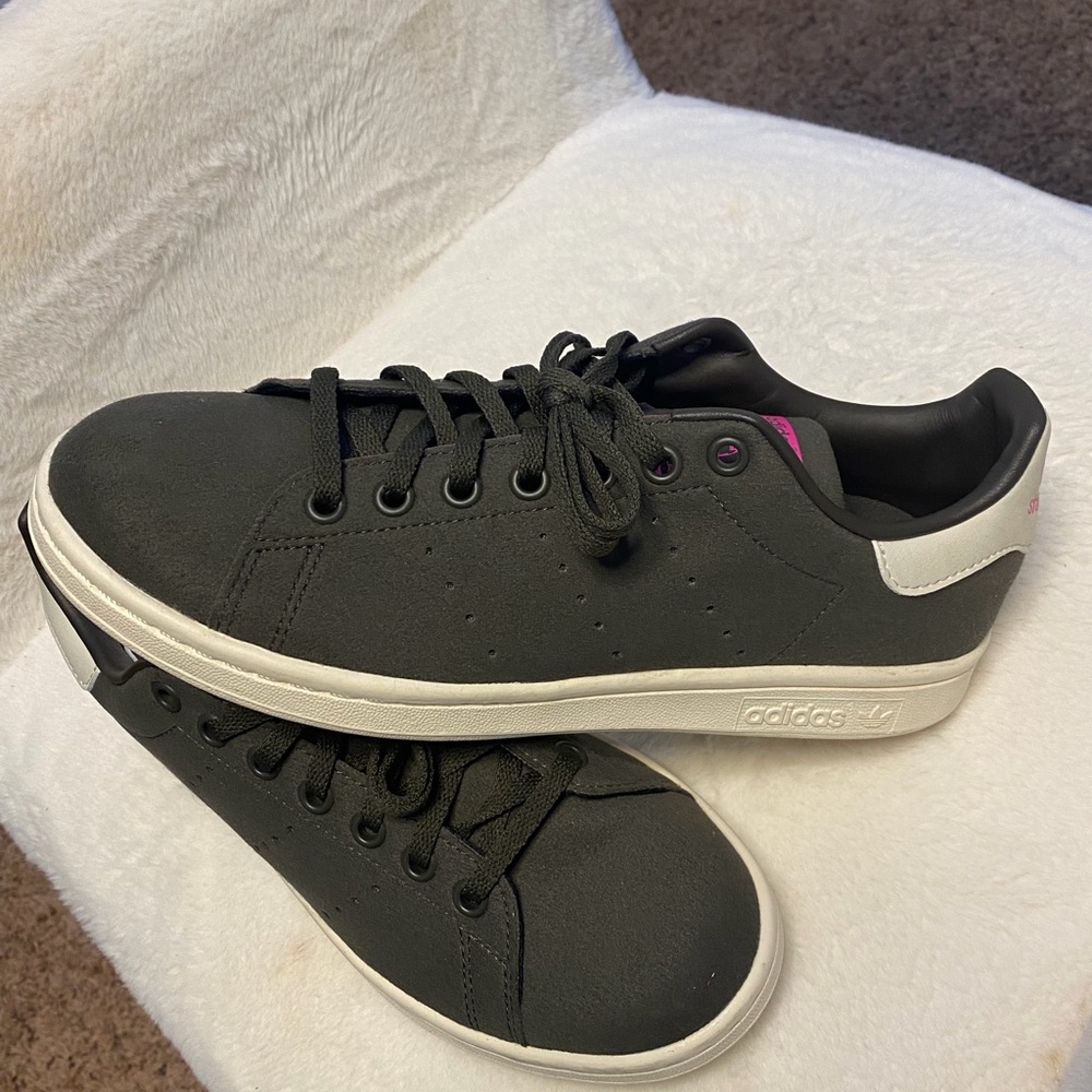 Adidas Stan Smith Gray Sneakers with Pink Label